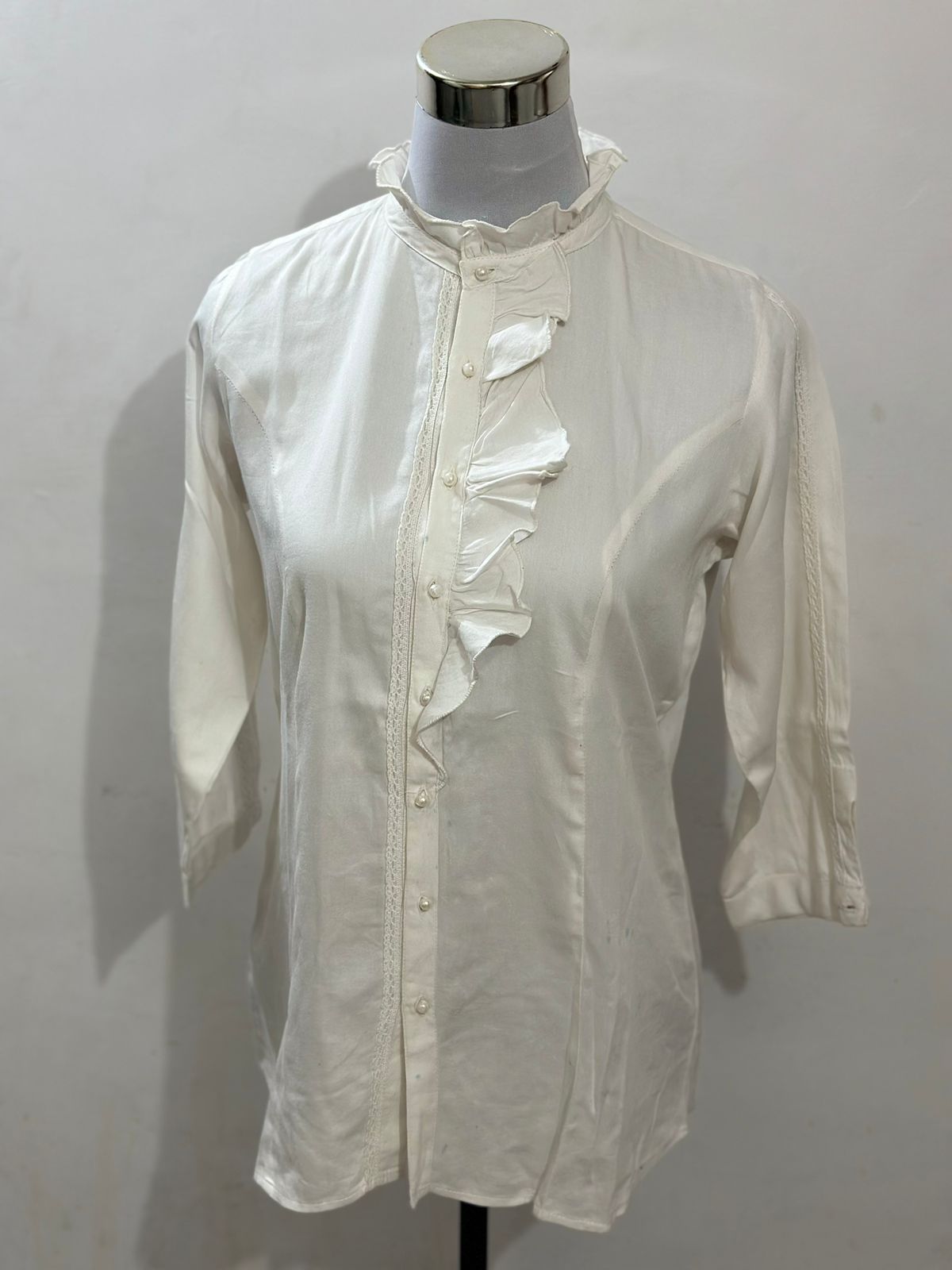 White frill collar shirt